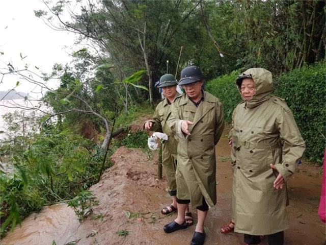 Ông Nguyễn Đức Chính - Chủ tịch UBND tỉnh Quảng Trị đã trực tiếp kiểm tra các điểm sạt lở.