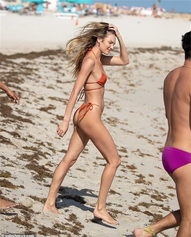  Candice Swanepoel gợi cảm sải bước trên bãi biển Miami. Khi ngắm chân dài người Nam Phi, ít người nghĩ rằng cô mới sinh con trai thứ 2 cách đây 5 tháng 