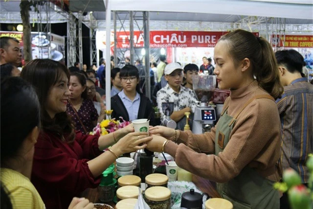 Chị Lê Thị Ly Na (ngụ tỉnh Đắk Lắk) cho biết, đây là lần đầu tiên chị tham dự Ngày hội cà phê Việt Nam. Tại Đắk Lắk, hai năm mới tổ chức Lễ hội cà phê một lần, nên người dân cũng phải chờ đến 2 năm mới được dịp thưởng thức cà phê thỏa mái. Là người đam mê và kinh doanh cà phê, chị chấp nhận di chuyển quãng đường hơn 150km từ Đắk Lắk xuống Đắk Nông để thưởng thức những loại cà phê mới nhất, với mục đích chọn lựa những sản phẩm cà phê chất lượng để nhập về kinh doanh