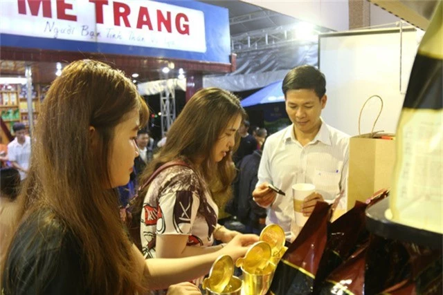 Ngày hội cà phê Việt Nam cũng là cơ hội để du khách mua cà phê, hồ tiêu, ca cao, macca với giá rẻ hơn ngoài thị trường. Năm nay, ngoài những loại cà phê truyền thống, thì cà phê hương trái cây, cà phê atiso, cà phê túi lọc, cà phê dừa… được nhiều người ưa chuộng