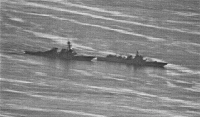 Tàu USS Decatur của Mỹ (trái) và tàu Lanzhou của Trung Quốc chạm trán nhau trên Biển Đông hồi tháng 9 (Ảnh: Hải quân Mỹ)