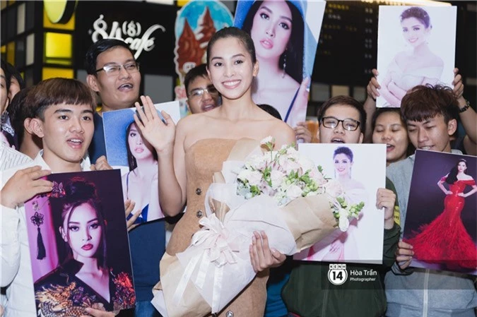 Đỗ Mỹ Linh, Phương Nga và người hâm mộ đón Tiểu Vy trở về từ Miss World-12