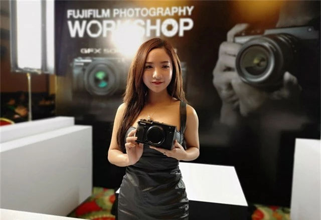 Kích thước GFX 50R khi cầm trên tay.