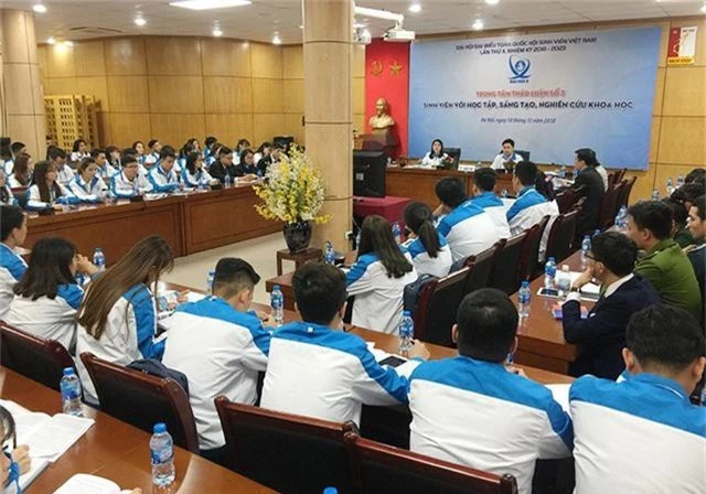 Diễn đàn thảo luận “Sinh viên với học tập sáng tạo và nghiên cứu khoa học”.