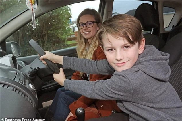 Cậu bé Ben Hedger đã nhanh chóng cầm lái tay lái và điều khiển chiếc xe khi mẹ của mình bị ngất xỉu trên đường cao tốc