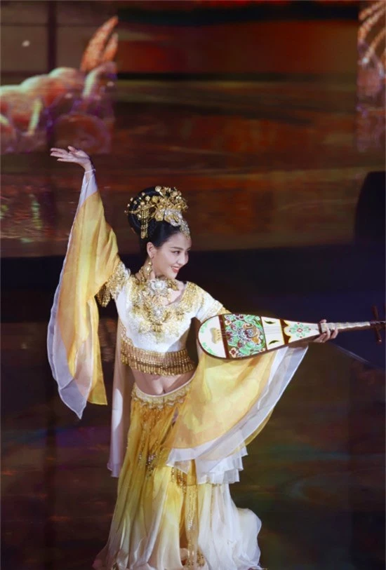 Trang phục sắc vàng quyến rũ giúp cô khoe vẻ đẹp hình thể, đặc biệt ở các động tác vũ đạo cầu kỳ. 