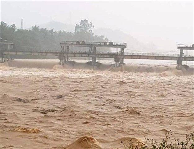 Mưa lớn kéo dài khiến mực nước trên các sông trên địa bàn tỉnh Bình Định đang dâng cao.