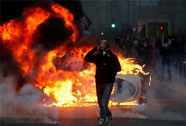  Người biểu tình đốt phá nhiều cơ sở vật chất trong các cuộc biểu tình bạo động Áo vàng ở Paris. (Ảnh: Reuters) 