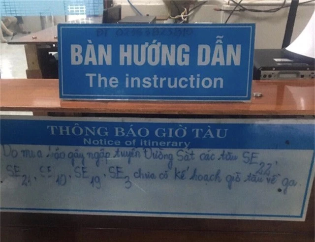 Nhà ga Đà Nẵng không bán vé đi trong ngày 9/12 và thông báo các tàu SE22, SE21, SE19, SE3 chưa có kế hoạch về ga do đường sắt ngập, ách tắc cục bộ