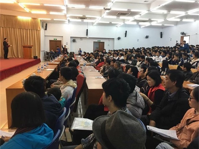 
Hàng trăm thí sinh lắng nghe tư vấn về các ngành học của trường ĐH Việt Pháp
