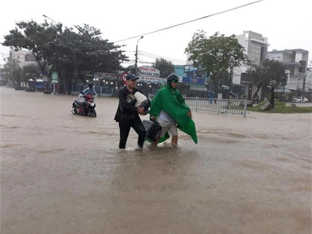 
Đà Nẵng khốn đốn vì mưa ngập (Ảnh: Khánh Hồng)

