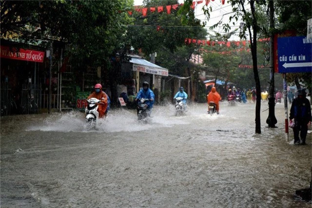 Nước ngập sâu ở đường Hùng Vương, TP Hội An khiến giao thông ngưng trệ trong ngày 9/12. (Ảnh: Công Bính).