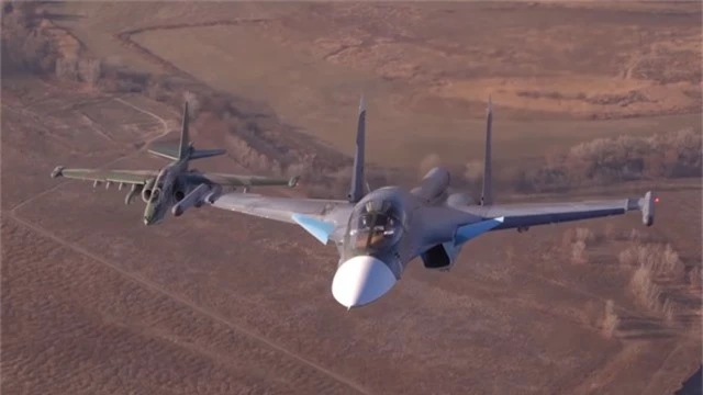  Hai máy bay Su-34 và Su-25 của Nga bay theo đội hình. (Ảnh: RT) 