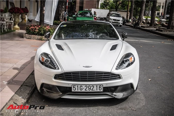 Aston Martin Vanquish được trang bị động cơ V12, dung tích 6.0 lít, công suất cực đại 568 mã lực tại 6.650 vòng phút. Mô-men xoắn 630 Nm tại 5.500 vòng/phút. Tăng tốc từ 0-100 km/h 3,6 giây. Tốc độ tối đa 324 km/h. Tại Mỹ, Aston Martin Vanquish Carbon Edition có giá 308.000 USD.