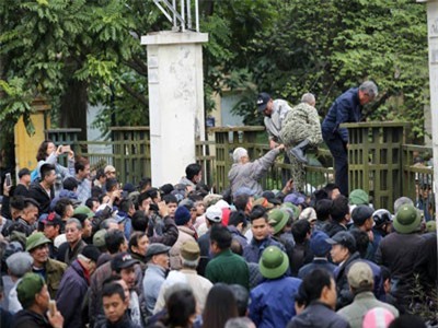 Người dân vượt rào vào trụ sở VFF, đòi mua vé xem chung kết AFF Cup