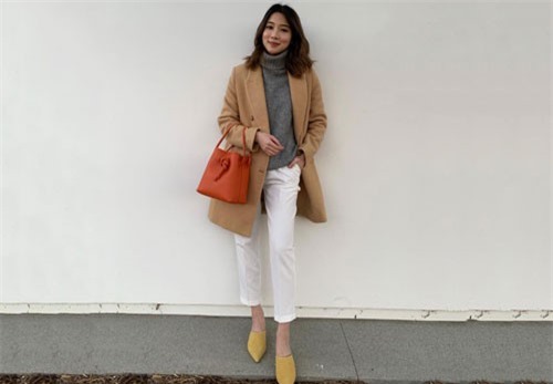 Áo len cổ lọ + áo khoác dạ: Combo “xưa như trái đất” đang được các quý cô sành mốt ưu ái hết mực