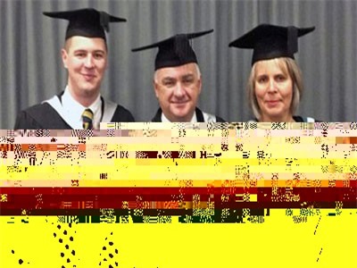 Thú vị cha mẹ và con trai tốt nghiệp cùng trường đại học trong cùng một ngày