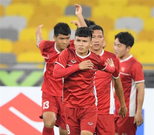 Đội tuyển Việt Nam đội mưa tập luyện chờ đấu Malaysia