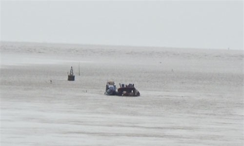 Đứt neo, xà lan chở hàng trăm tấn cát chìm xuống biển