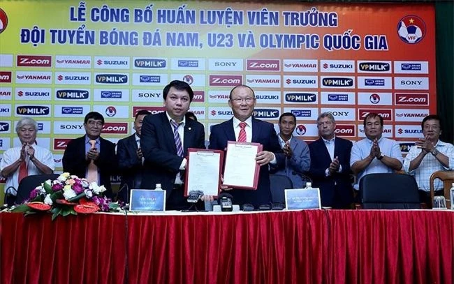 VFF ký hợp đồng với HLV Park Hang-seo, nhưng bầu Đức trả lương ( Ảnh: Internet)