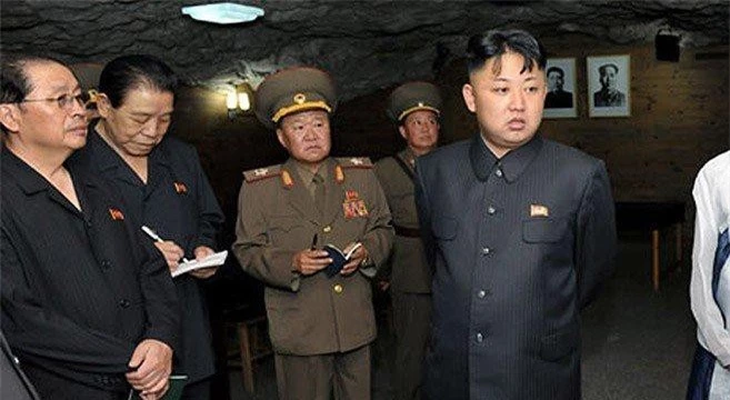 Lãnh đạo Triều Tiên Kim Jong-un trong một chuyến đi thị sát. 