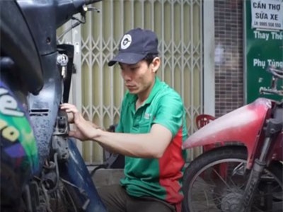 Clip: Anh thợ sửa miễn phí xe bị hỏng do ngập nước ở Đà Nẵng