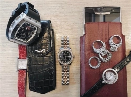 Người đẹp còn sở hữu đồng hồ Rolex, Richardmille…Ảnh: NLD.