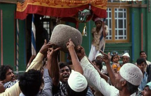 Thực hư “hòn đá biết bay” nặng 90kg và “câu thần chú” kỳ lạ