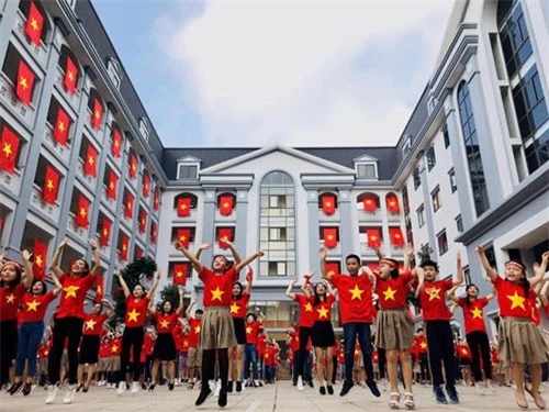 Học sinh Trường Tiểu học và THCS FPT Cầu Giấy mặc áo đồng phục, nhảy cổ vũ đội tuyển Việt Nam trước trận lượt về gặp Philippines. Ảnh trên Fanpage của trường.