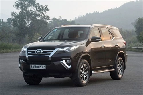 6. Toyota Fortuner (doanh số: 1.293 chiếc).