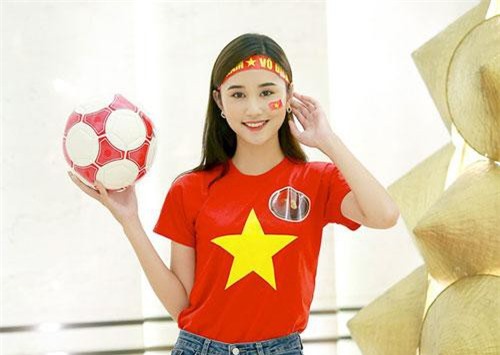 Dàn thí sinh Hoa khôi sinh viên Việt Nam 2018 rạng rỡ cổ vũ ĐT Việt Nam