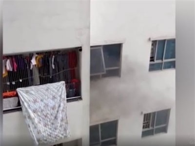 Clip: Do giận vợ mà người đàn ông tự thiêu trên tầng 31 chung cư Linh Đàm