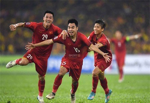 Trai đẹp Huy Hùng - người ghi bàn mở tỉ số cho Việt Nam: Từng suýt bỏ bóng đá về quê chăn bò