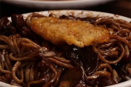 Clip: Trổ tài làm món thịt chiên sốt chua ngọt ngon ngất ngây