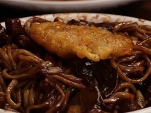 Clip: Trổ tài làm món thịt chiên sốt chua ngọt ngon ngất ngây