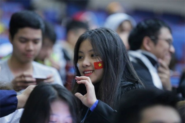 Ngắm dàn mỹ nữ xinh đẹp trong buổi offline cổ vũ trận Việt Nam vs Malaysia