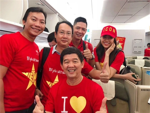 Trong chuyến đi còn có diễn viên Bình Minh, anh cũng là người rất nhiệt tình với đội tuyển Việt Nam, những trận đấu quan trọng đội tuyển Việt Nam thi đấu ở nước ngoài nam diễn viên đều thu xếp thời gian tham gia.