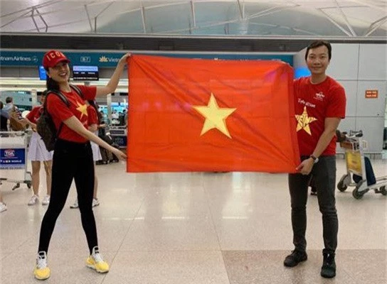 Người đẹp cho biết cô rất ấn tượng khi nhiều hành khách trên máy bay đều mặc áo đỏ hoặc áo thun đỏ in hình sao vàng kèm các slogan Việt Nam vô địch, Tôi yêu Việt Nam”.