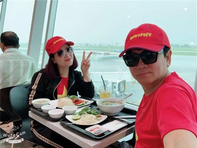 Diễn viên hài Kiều Linh và chồng Mai Sơn cũng đã đáp chuyến bay sang Malaysia cổ vũ tuyển Việt Nam.