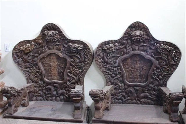  Bốn ghế đi kèm cũng được chạm khắc những con rồng chầu về một con rồng lớn trên đỉnh ghế. 