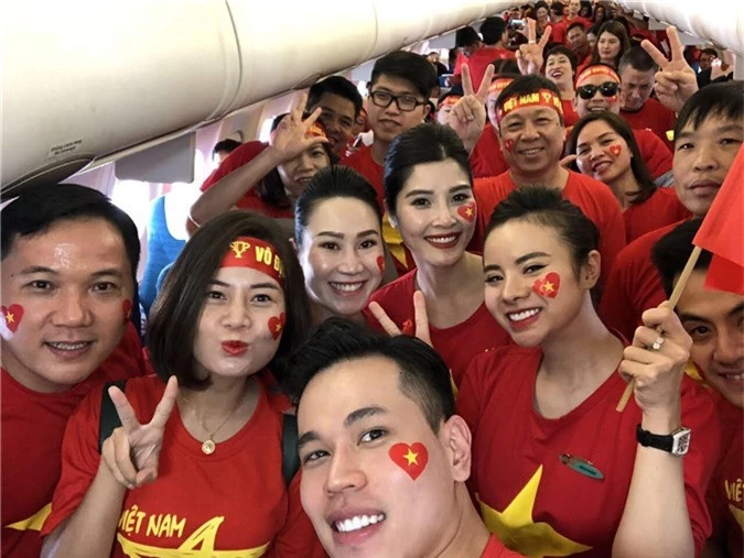 CĐV Việt Nam “nhuộm đỏ” sân bay Kuala Lumpur, sẵn sàng “tiếp lửa” trận chung kết - Ảnh 2.