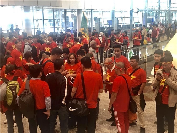 CĐV Việt Nam “nhuộm đỏ” sân bay Kuala Lumpur, sẵn sàng “tiếp lửa” trận chung kết - Ảnh 3.
