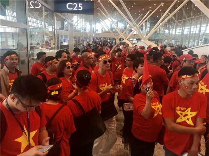 CĐV Việt Nam “nhuộm đỏ” sân bay Kuala Lumpur, sẵn sàng “tiếp lửa” trận chung kết - Ảnh 4.