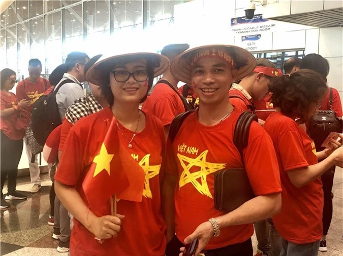 CĐV Việt Nam “nhuộm đỏ” sân bay Kuala Lumpur, sẵn sàng “tiếp lửa” trận chung kết - Ảnh 5.
