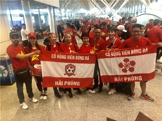 CĐV Việt Nam “nhuộm đỏ” sân bay Kuala Lumpur, sẵn sàng “tiếp lửa” trận chung kết - Ảnh 8.