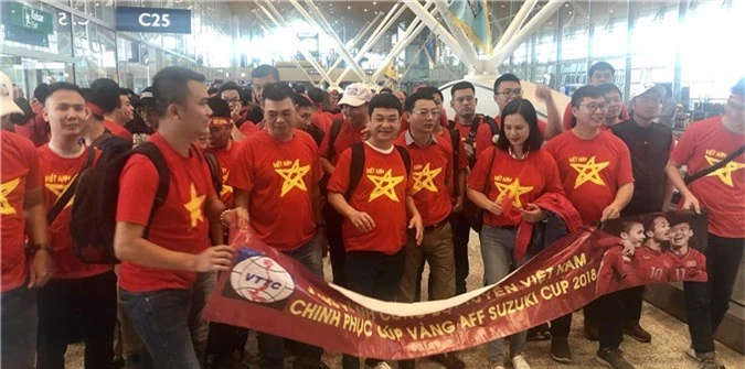 CĐV Việt Nam “nhuộm đỏ” sân bay Kuala Lumpur, sẵn sàng “tiếp lửa” trận chung kết - Ảnh 9.