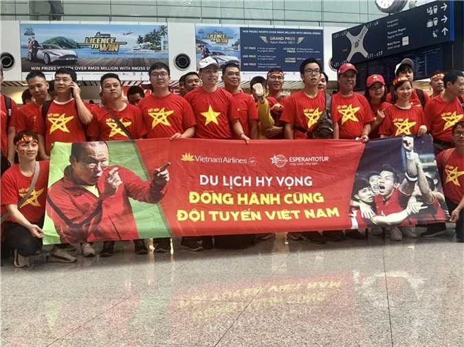 CĐV Việt Nam “nhuộm đỏ” sân bay Kuala Lumpur, sẵn sàng “tiếp lửa” trận chung kết - Ảnh 10.