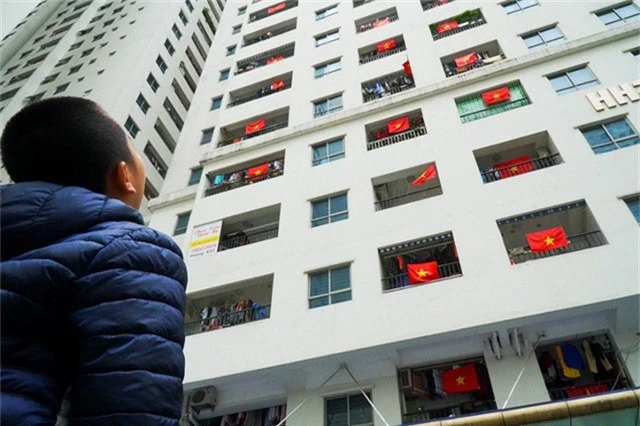  Cũng theo cư dân tại HH Linh Đàm, trong ít ngày tới để chào đón trận chung kết lượt về, toàn bộ gần một vạn căn hộ ở tổ hợp này sẽ phủ kín cờ đỏ sao vàng. 