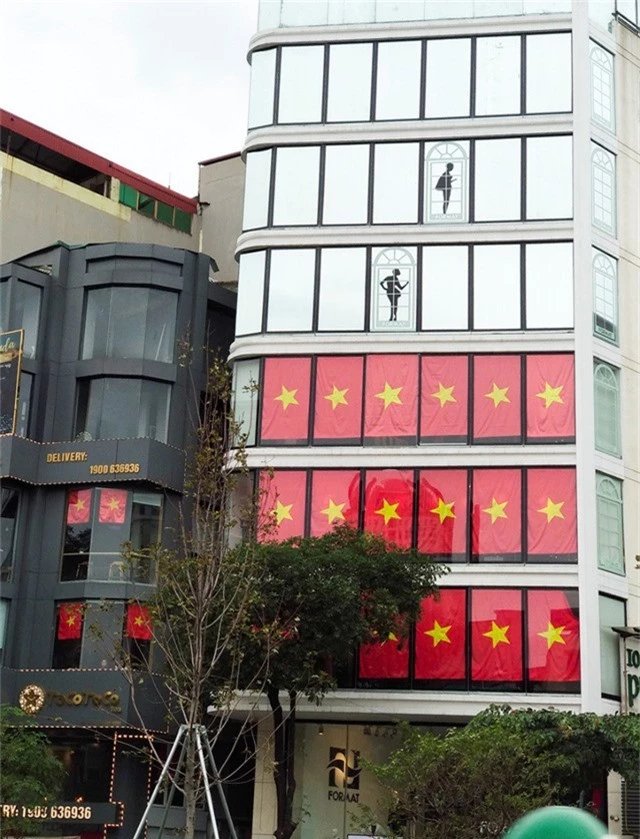  Một số cửa hàng trên các phố lớn Hà Nội cũng căng cờ Tổ quốc phủ kín mặt tiền. 