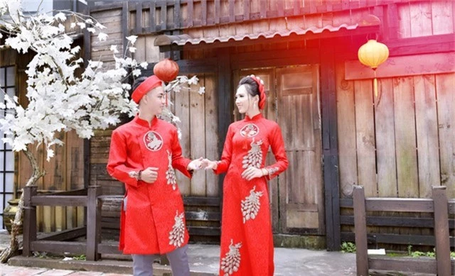 Minh Khang (trái) và Minh Anh (phả) hạnh phúc trong bộ ảnh cưới